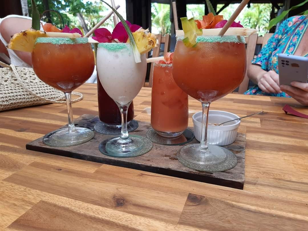 Beach Bar, Restaurant et Centre d’expressions culturels, artistiques et éducatives des nations créoles autour du développement durable dans la Caraïbe. 